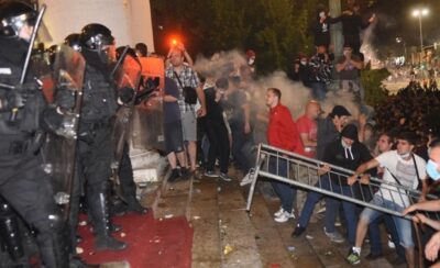 Na zdjęciu protestujący Serbowie używający płotu, aby odepchnąć policję od wejścia do budynku Zgromadzenia Narodowego, Belgrad 7 lipca 2020 r. (CC BY-SA 4.0)