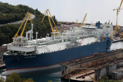 [Zdjęcie: Statek LNG Croatia, który będzie jednym z głównych elementów terminala w Omisalj na wyspie Krk wpływa do stoczni Viktro Lenaca; Goran Kovacics/Pixsell/Forum]