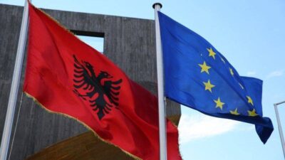 Zdj. Flagi Albanii i Unii Europejskiej [EjupLila/Pixabay]