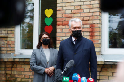 [Zdjęcie: Prezydent Litwy z żoną w dniu wyborów; Ints Kalnins/Reuters/Forum]